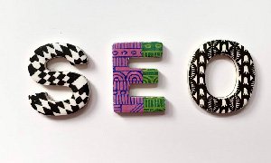 网站排名突围：现场与非现场搜索引擎技术深度解析